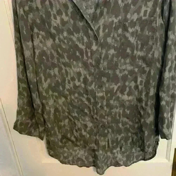 Cloth & Stone Button down Shirt Grey Animal Print Abstract Womens Size Medium - Picture 6 of 8